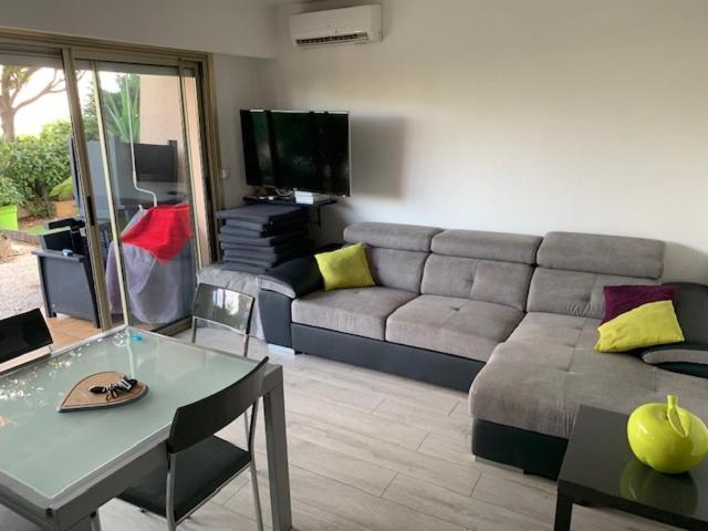 Appartement Face A La Mer Et Au Port Saint Laurent Du Var Avec Jardin Privatif Bagian luar foto