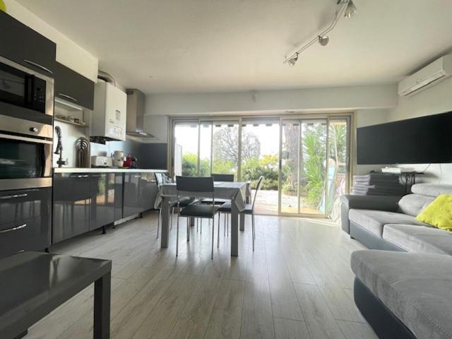 Appartement Face A La Mer Et Au Port Saint Laurent Du Var Avec Jardin Privatif Bagian luar foto